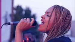 Daria Jones singing